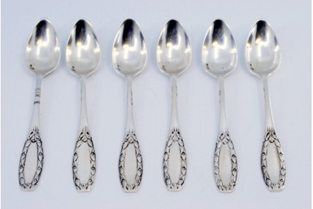  Conjunto de seis colheres de café em prata com cabos relevados envolvendo cartelas para monogramas.